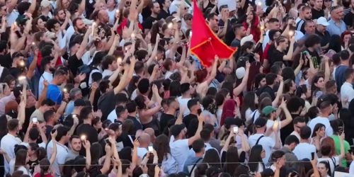 Албанија протести зврнец